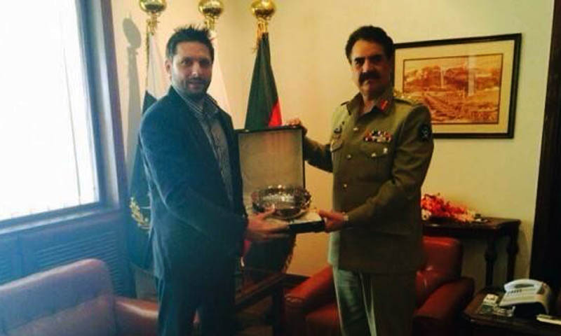          شاہد آفریدی کو آرمی چیف نے یادگاری شیلڈ سے نوازا