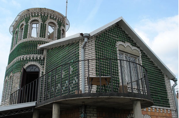 Waoooo Nice  Bottle House......!!! :)