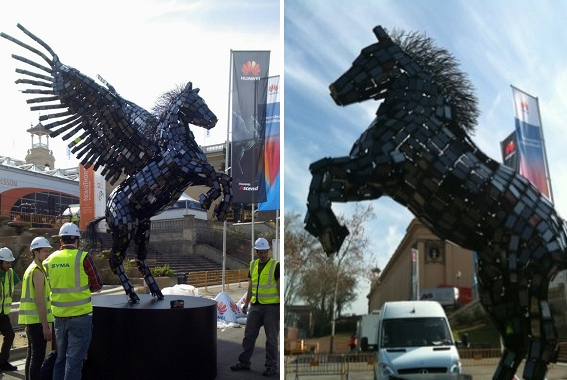 Horse Statue At Mobile World Congress Is Made Out of 3000 Huawei Smartphones....!!!