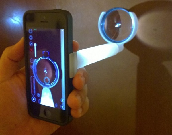 EyeGo Accessories Enable Eye Exams With Nothing More but a Smartphone