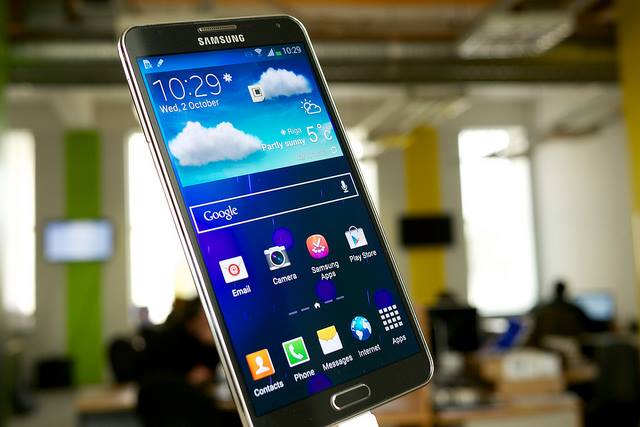 Developers claim to have found a flaw that gives backdoor access to some Samsung Galaxy devices. 