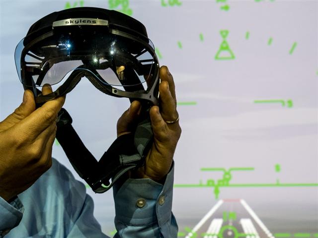 Skylens Smart Goggles Enable Pilots to See Through Fog