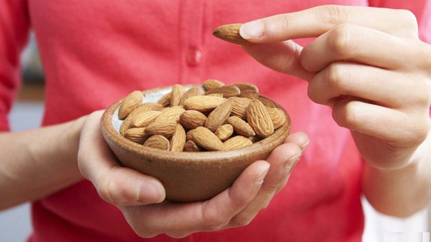 بادام اتنا مہنگا کیوں؟