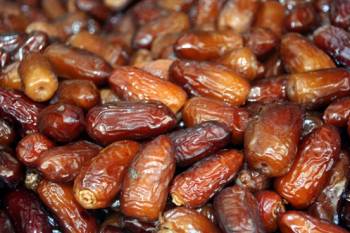 ڈیڑھ ارب ڈالر کے بعد 2 لاکھ کلو کھجور