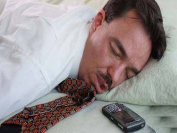 3 Reasons Not to Sleep With Your Phone in the Bed