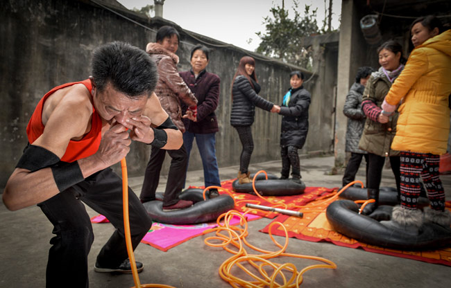 Man Inflates Tyres with His Nose