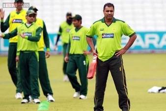 Inzamam backs Waqar as coach